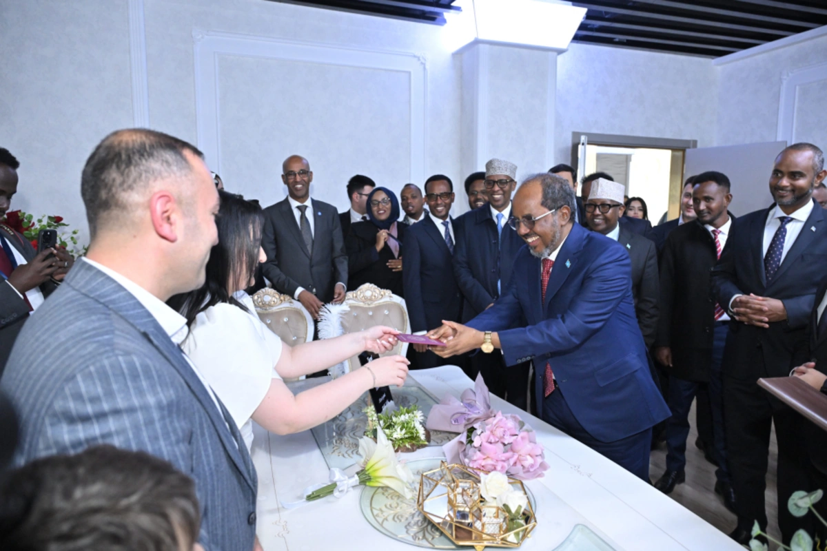 Somali prezidenti azərbaycanlı cütlüyün nikah şahidi oldu