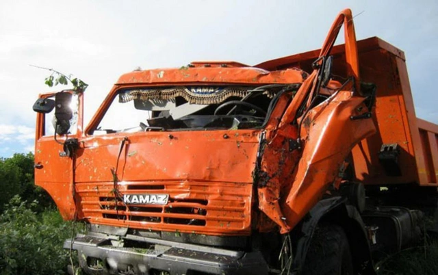 Hərəkətdə olan "KamAZ" dəhşət saçdı: Piyada öldü, iki nəfər yaralandı