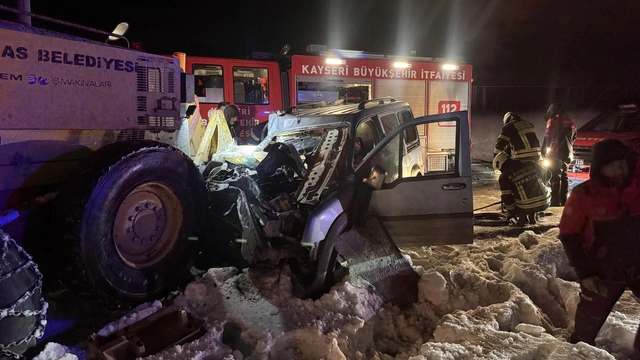 Kayseri'de trafik kazasında 2 kişi ağır yaralandı