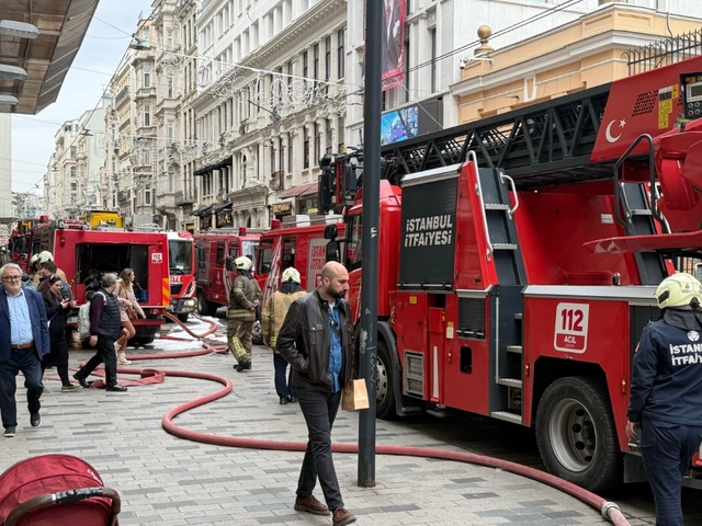 İstiklal Caddesi'ndeki tarihi Suriye Pasajı'nda yangın paniği