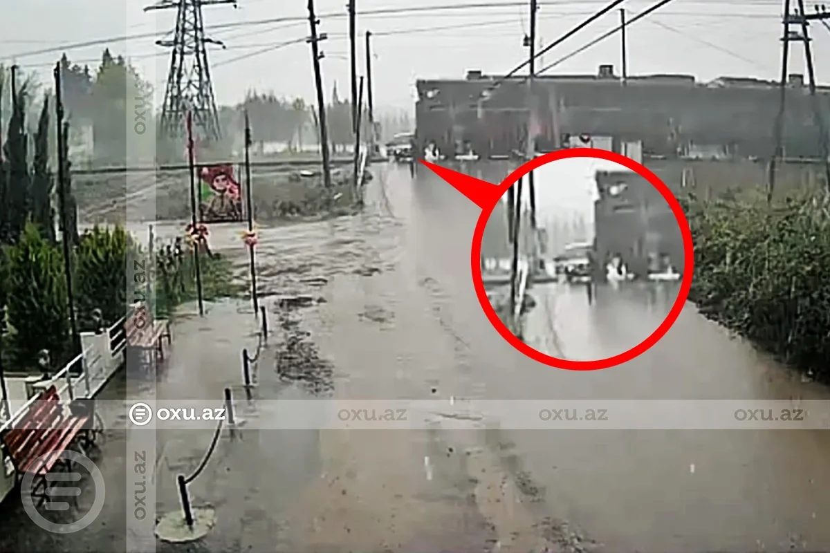 Azərbaycanda qatarın avtomobillə toqquşmasının anbaan videosu