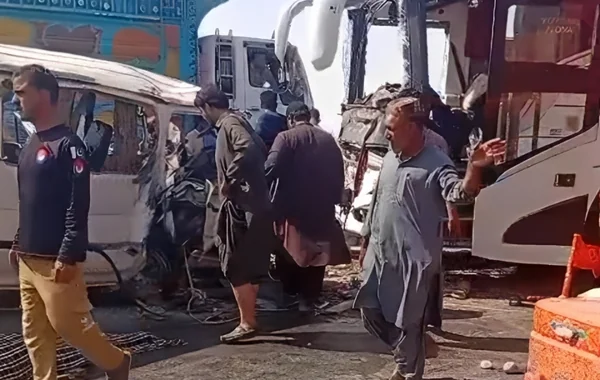 Pakistanda avtobusla mikroavtobus toqquşdu: Ölənlər və yaralananlar var