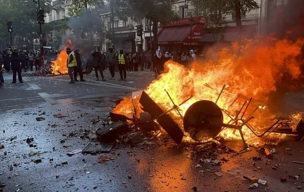 Французский парадокс: Макрон вмешивается в чужие дела, но против осуждения его собственных