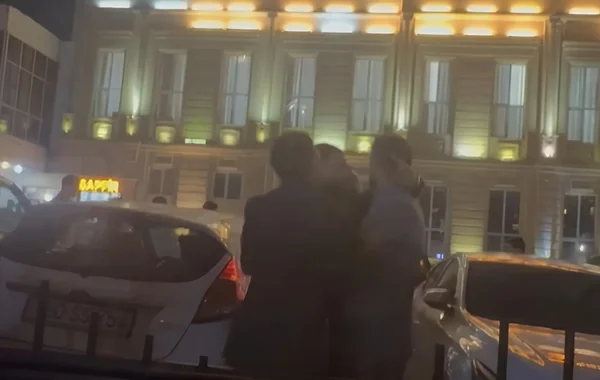 Перед домом торжеств в Баку произошла массовая драка - Видео