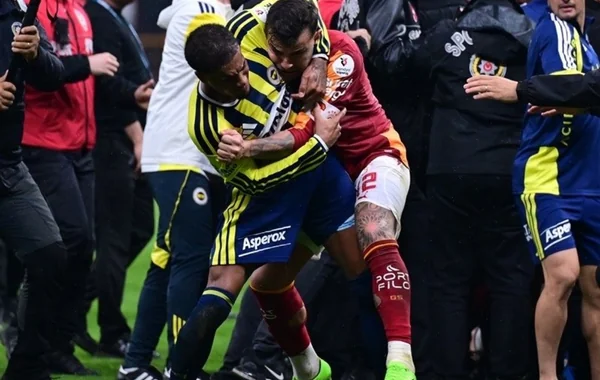 "Qalatasaray" - "Fənərbağça" matçından sonra meydanda dava düşdü - Video