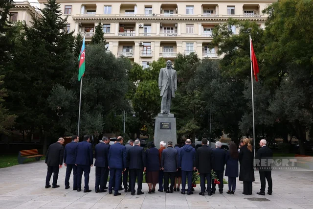 Milli Məclisin deputatları Atatürkün Bakıdakı abidəsini ziyarət ediblər - Foto