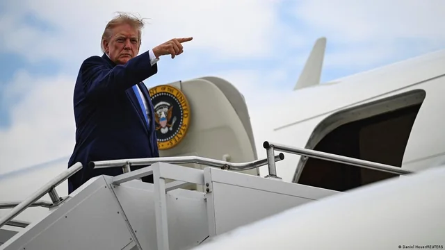 СМИ подали в суд на Трампа из-за приказа не пускать их в самолет президента