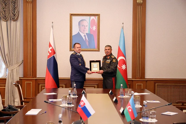 Müdafiə naziri Slovakiyanın nümayəndə heyəti ilə müzakirələr apardı - Foto