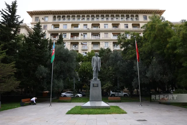 Milli Məclisin deputatları Atatürkün Bakıdakı abidəsini ziyarət ediblər - Foto
