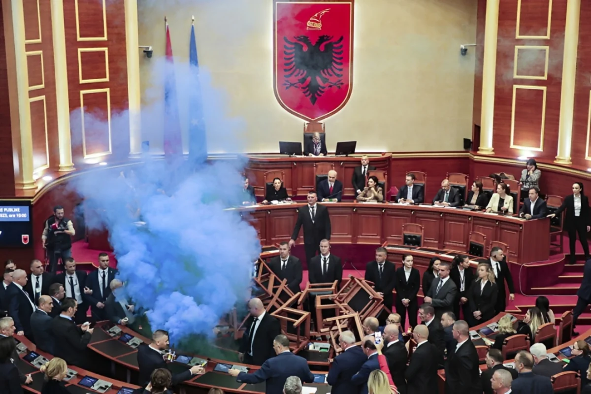 Fişənglər yandırıldı, parlament tüstüyə büründü: Albaniyada gərgin anlar - Video