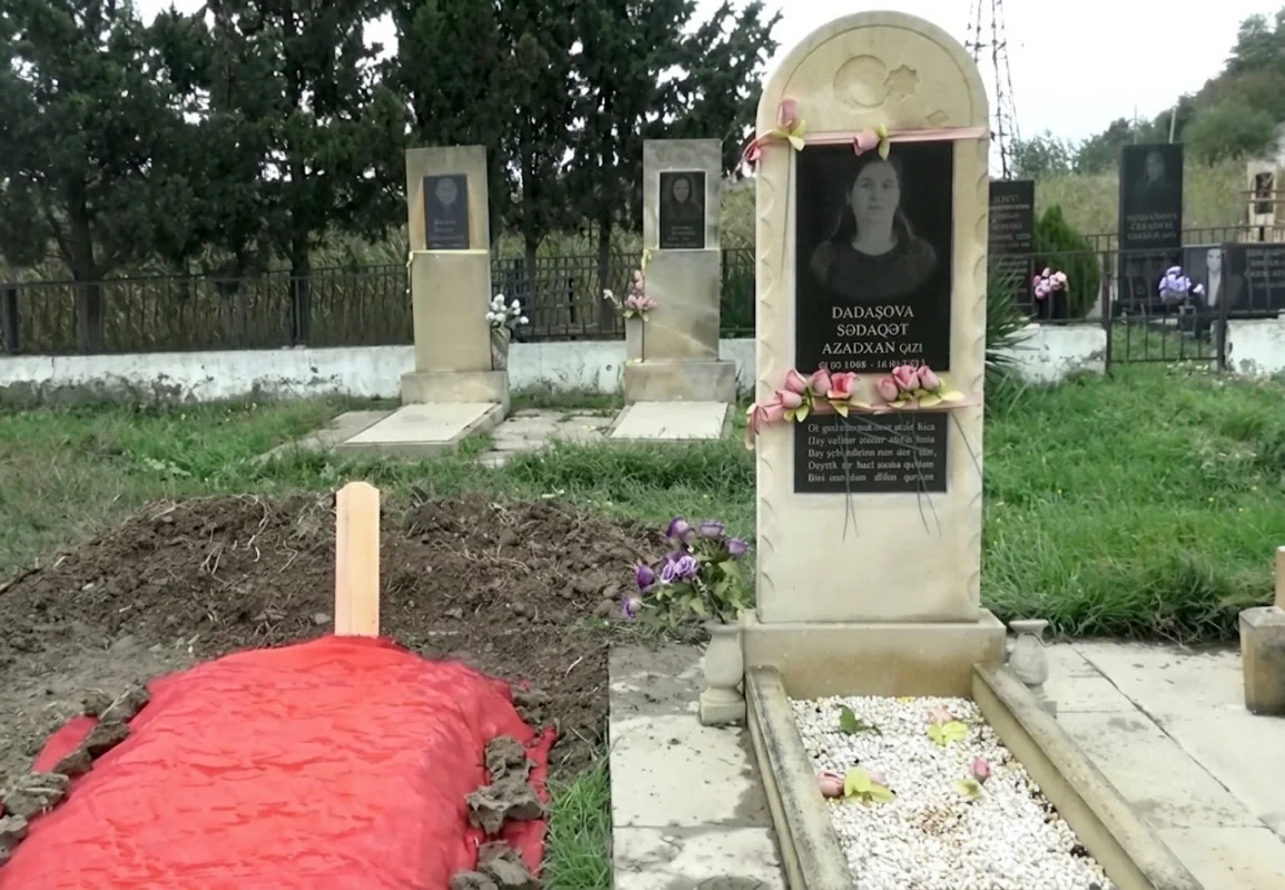 Məktəbdə yıxılaraq həyatını itirən şagird anasının məzarının yanında torpağa tapşırıldı - Foto