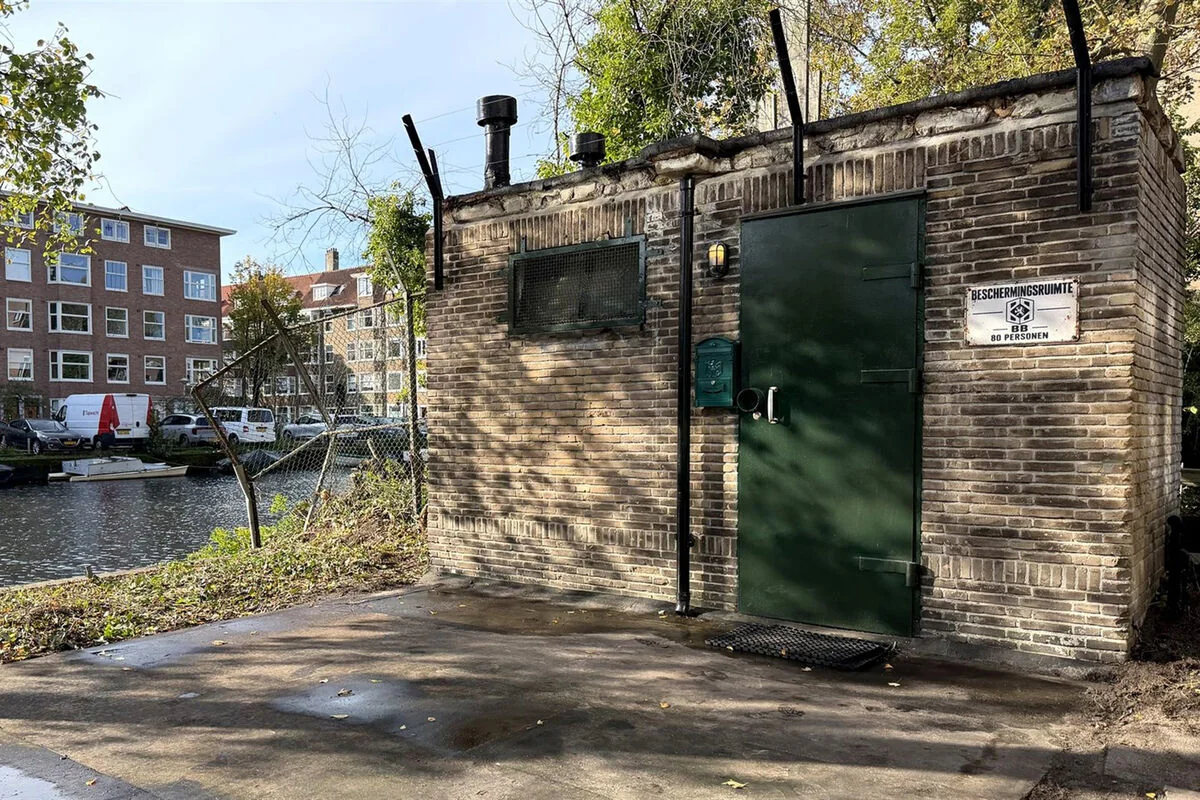 В центре Амстердама можно купить ядерный бункер за 295 000 евро, но с подвохом