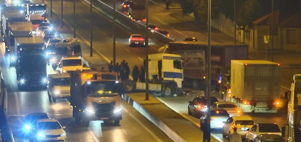 Bakıda iki yük avtomobili toqquşdu: Yol bağlandı - Video