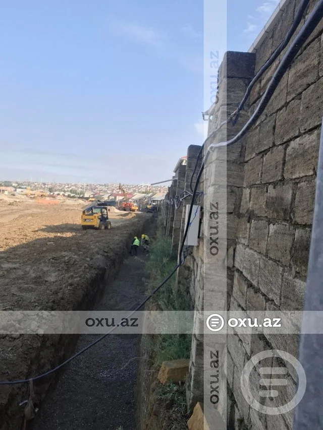 Xırdalanda təhlükəli qazıntı iddiası: BakuBus evlərdən cəmi yarımmetr aralıda iş aparır - Foto