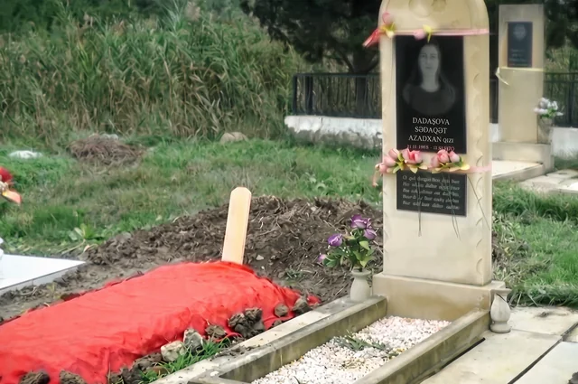 Məktəbdə yıxılaraq həyatını itirən şagird anasının məzarının yanında dəfn edildi - Foto