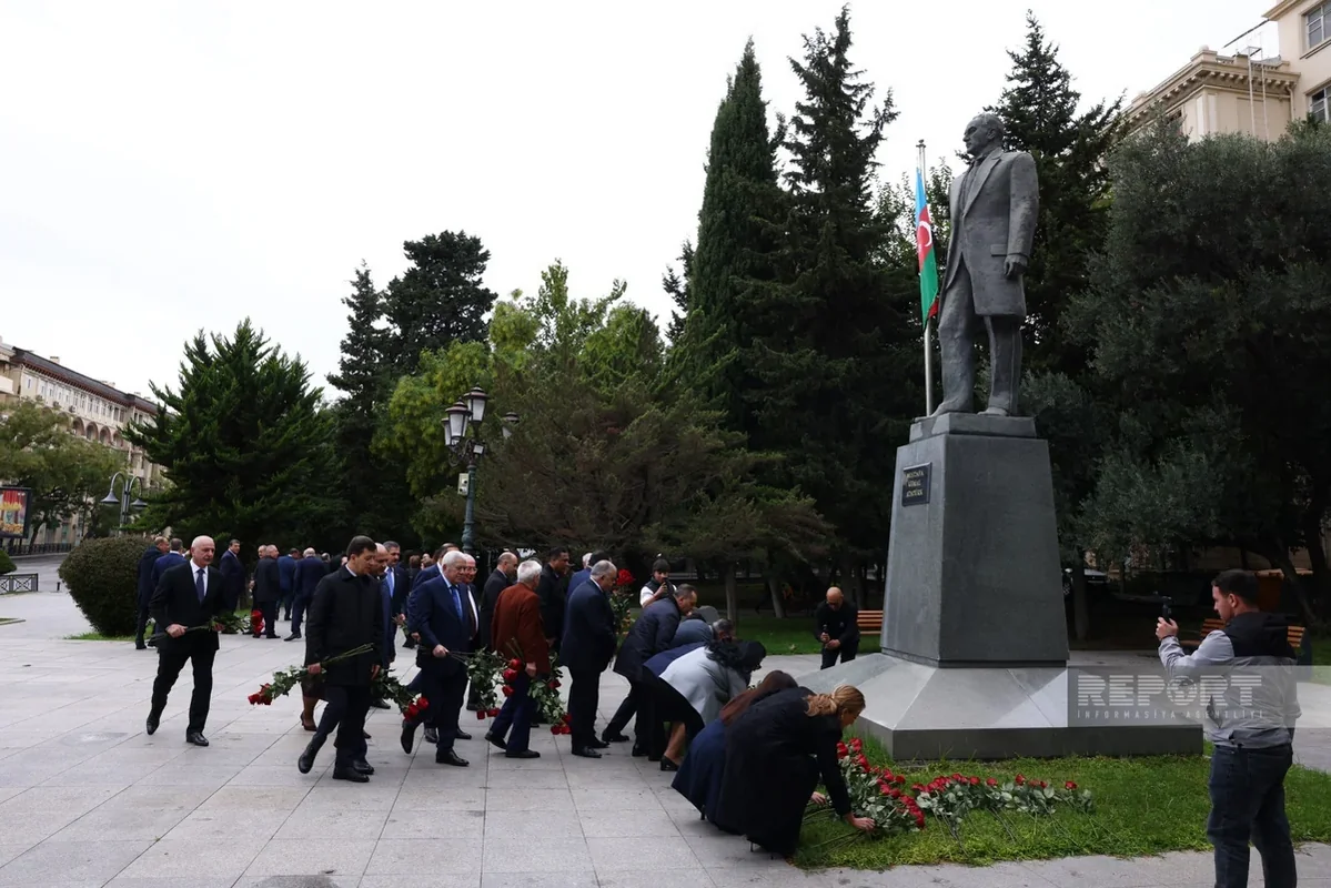 Milli Məclisin deputatları Atatürkün Bakıdakı abidəsini ziyarət ediblər - Foto