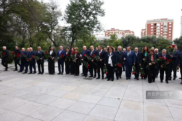 Milli Məclisin deputatları Atatürkün Bakıdakı abidəsini ziyarət ediblər - Foto