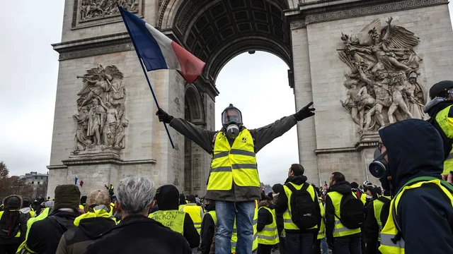 Parisdə sarı jiletlilərin yürüşü qadağan edildi: Komendant saatı tətbiq olundu