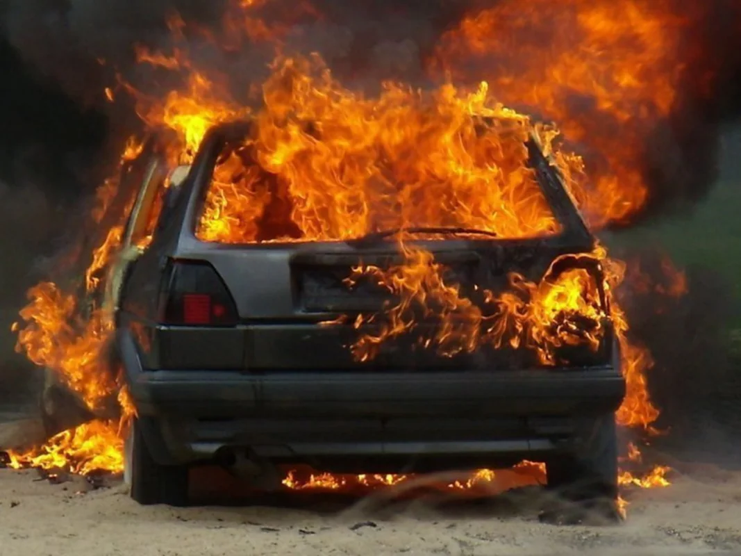 В Дагестане девятиклассница вытащила мальчика из горящей машины - Видео