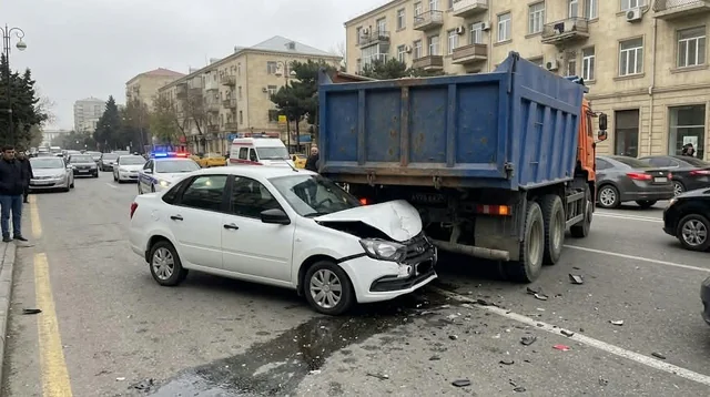 Bakıda avtomobil yük maşınına çırpıldı: Sürücü öldü
