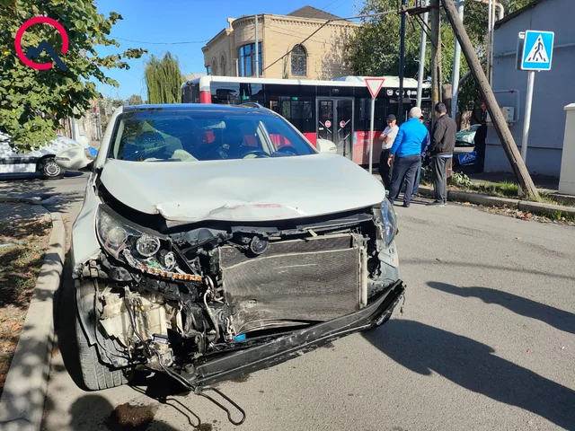 Gəncədə BakuBusun avtobusu qəza törətdi - Foto