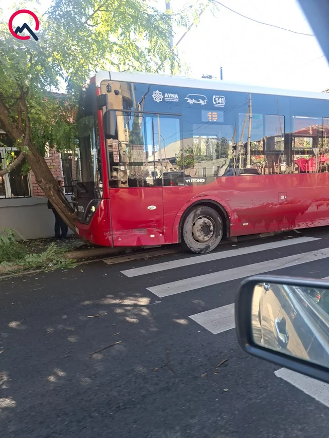 Gəncədə BakuBusun avtobusu qəza törətdi - Foto