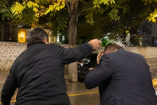 Məmur Şəkidə "ciyər axşamı"nda bələdiyyə sədrinin başına butulka çırpdı - Təfərrüat