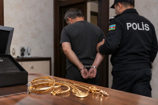 Qızıl üzüklər, boyunbağılar, sırğalar: Gəncədə usta işlədiyi evi talan elədi - Foto/Video