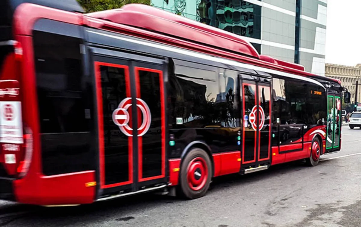 Gəncədə BakuBusun avtobusu qəza törətdi - Foto
