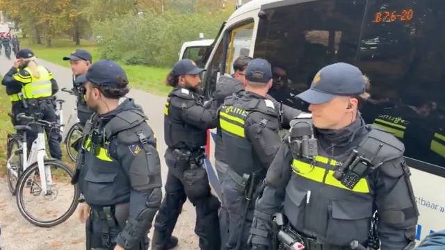 Полиция Гааги разгоняет протестующих в центре города - Видео